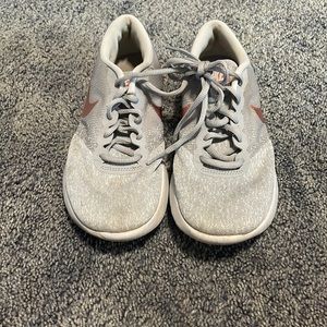 Nike Women’s grey and rose gold flex contact sneakers